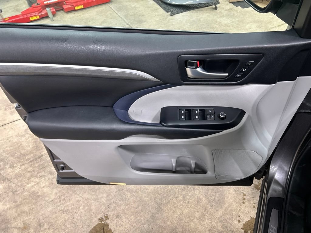 Used 2018 Toyota Highlander Limited Platinum AWD/4WD image 15