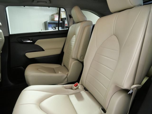 Used 2023 Toyota Highlander XLE AWD/4WD image 15