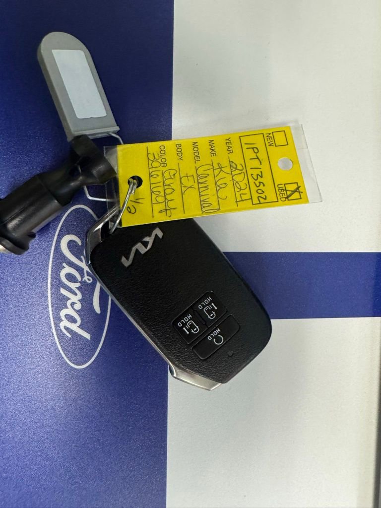 Used 2024 Kia Carnival EX FWD image 12