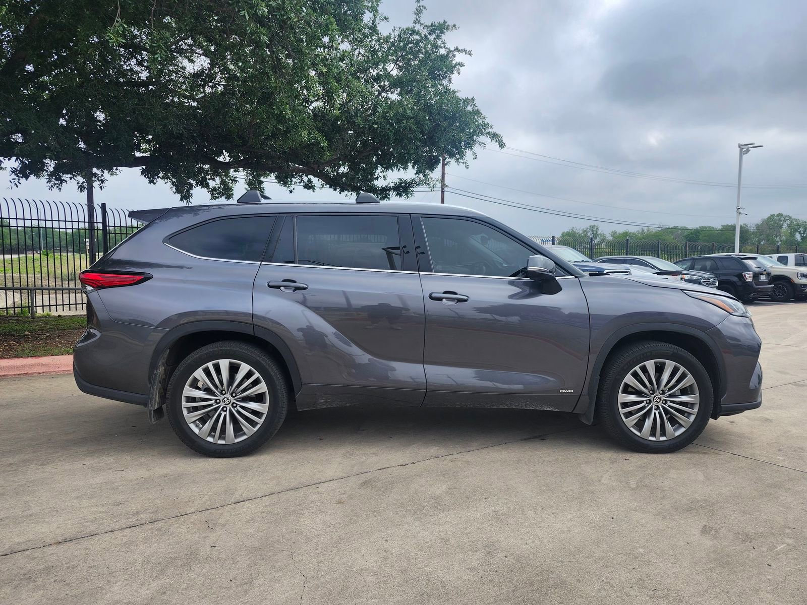 Used 2022 Toyota Highlander Platinum AWD/4WD image 2