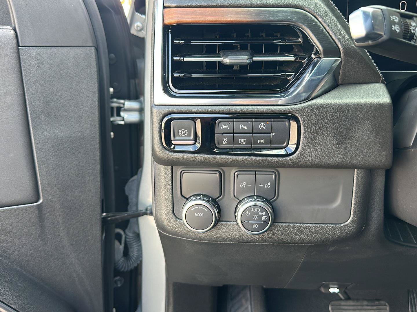 Used 2025 GMC Yukon XL Denali RWD image 15