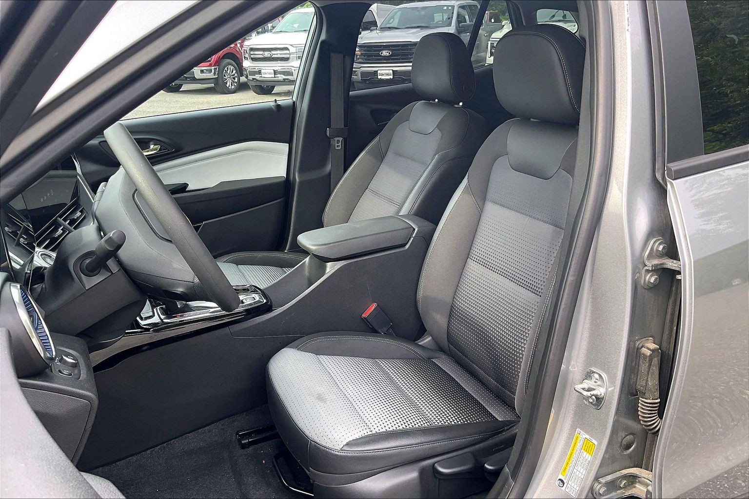 Used 2025 Chevrolet Trax LT FWD image 24