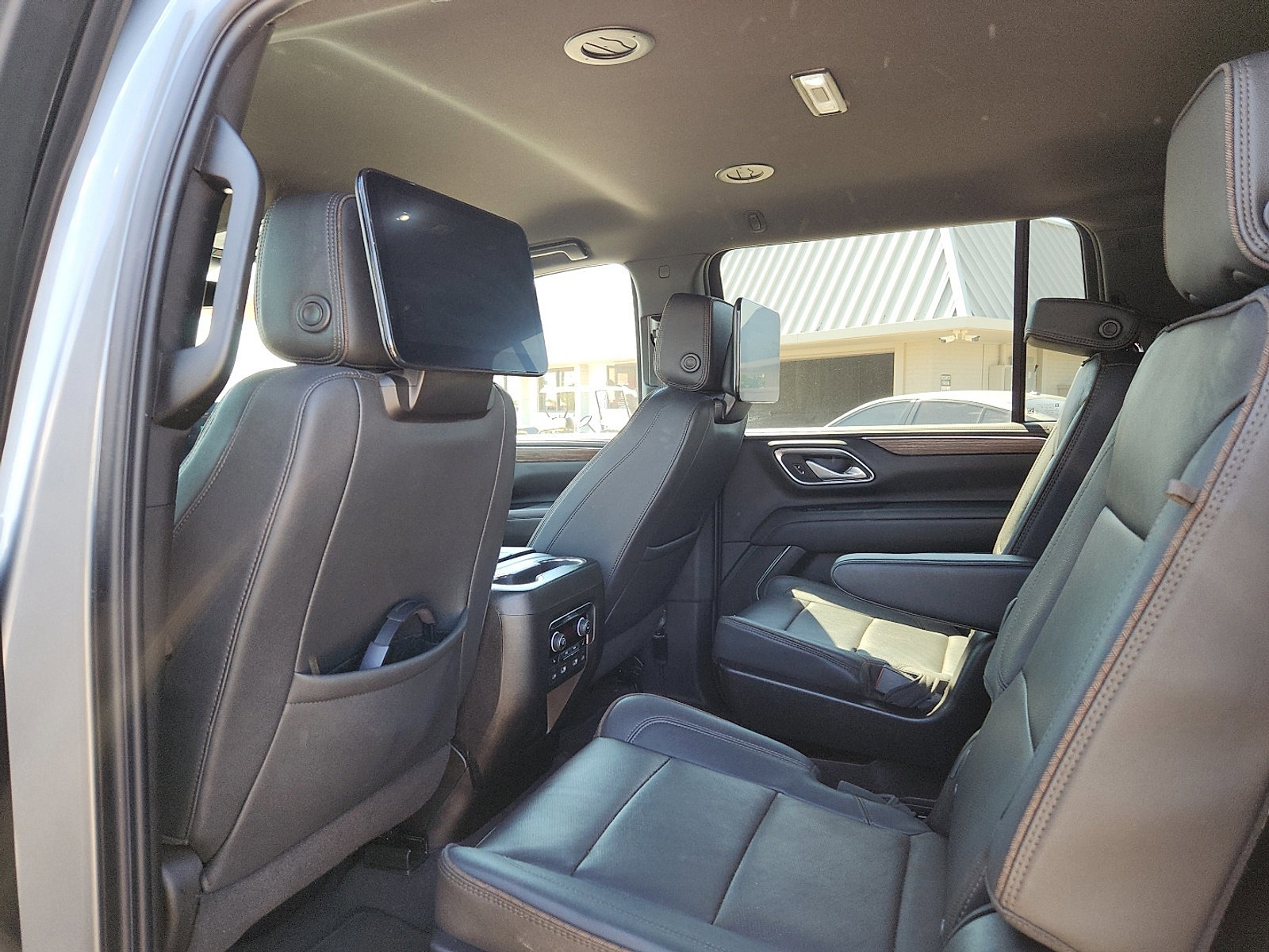 Used 2024 Chevrolet Suburban High Country w/ Advanced Technology Package image 9
