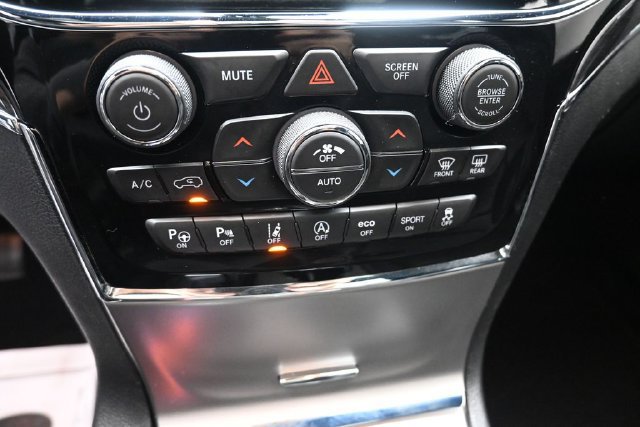 Used 2020 Jeep Grand Cherokee Overland AWD/4WD image 18