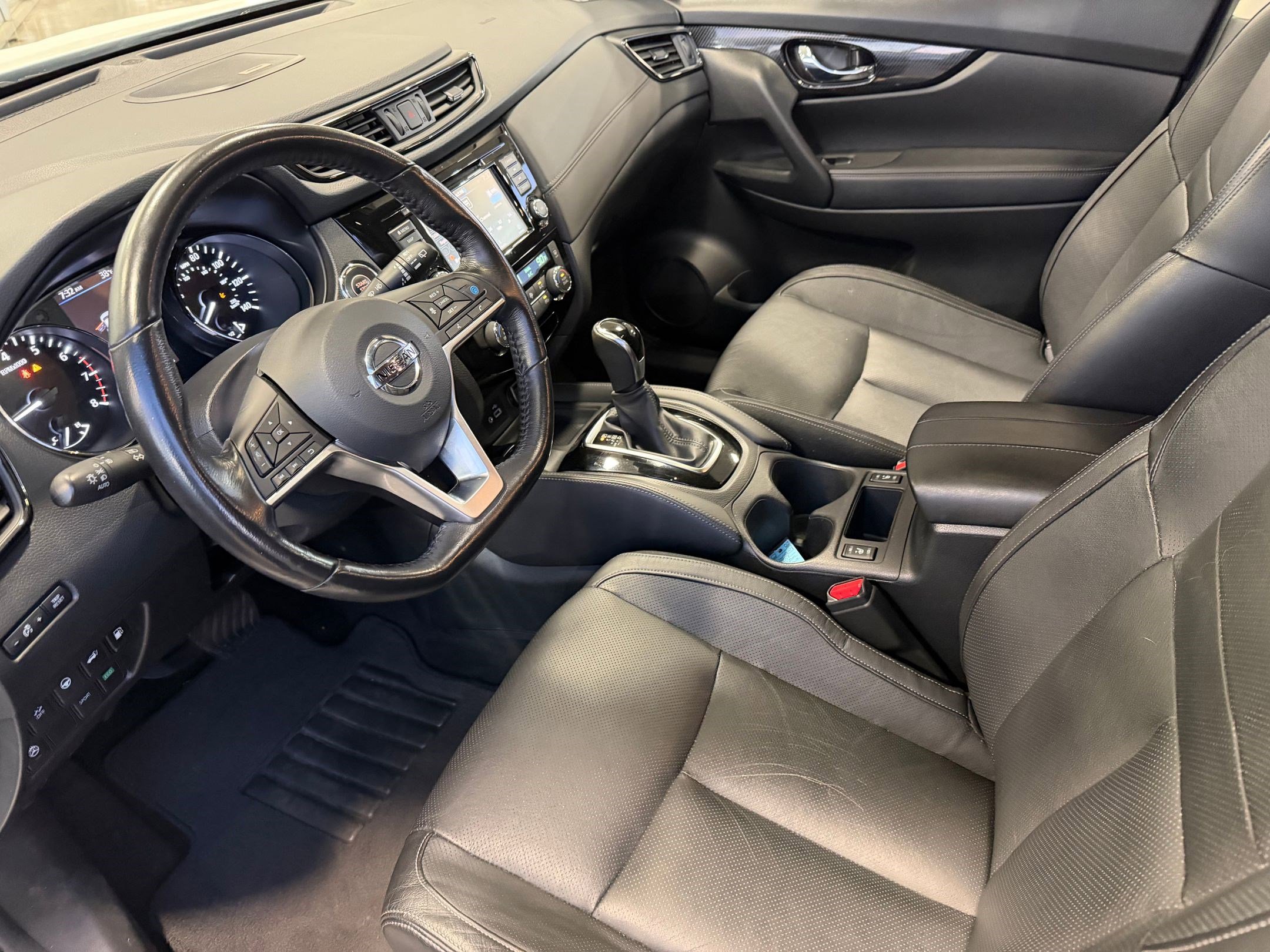Used 2018 Nissan Rogue SL w/ Premium Package image 4