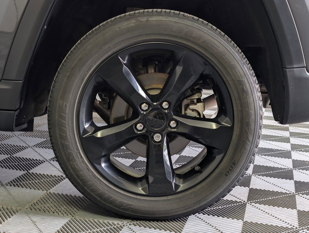 Used 2023 Jeep Grand Cherokee Altitude AWD/4WD image 27