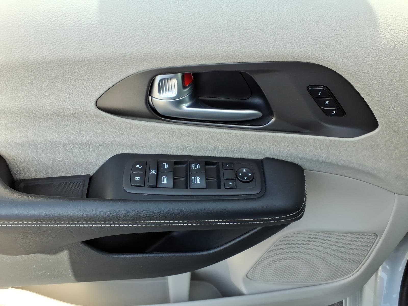 Used 2024 Chrysler Pacifica Touring-L image 10