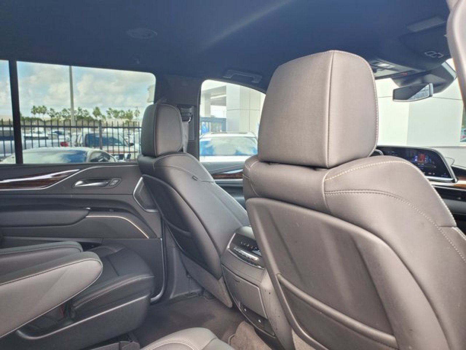 Used 2022 Cadillac Escalade Luxury image 32