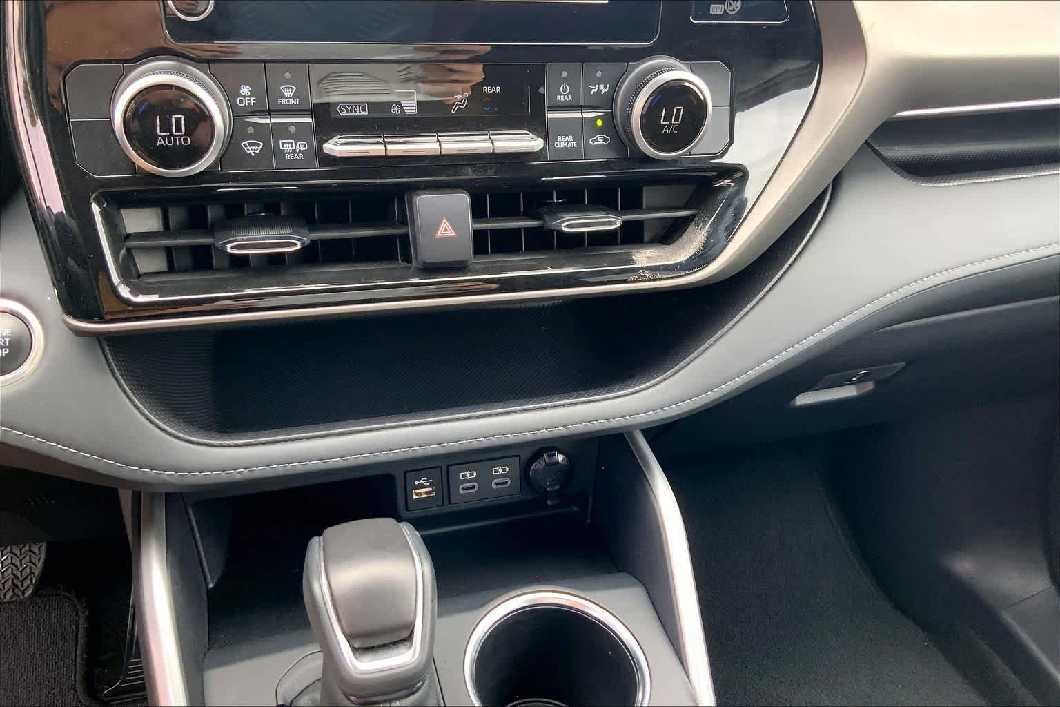 Used 2025 Toyota Highlander LE AWD/4WD image 35