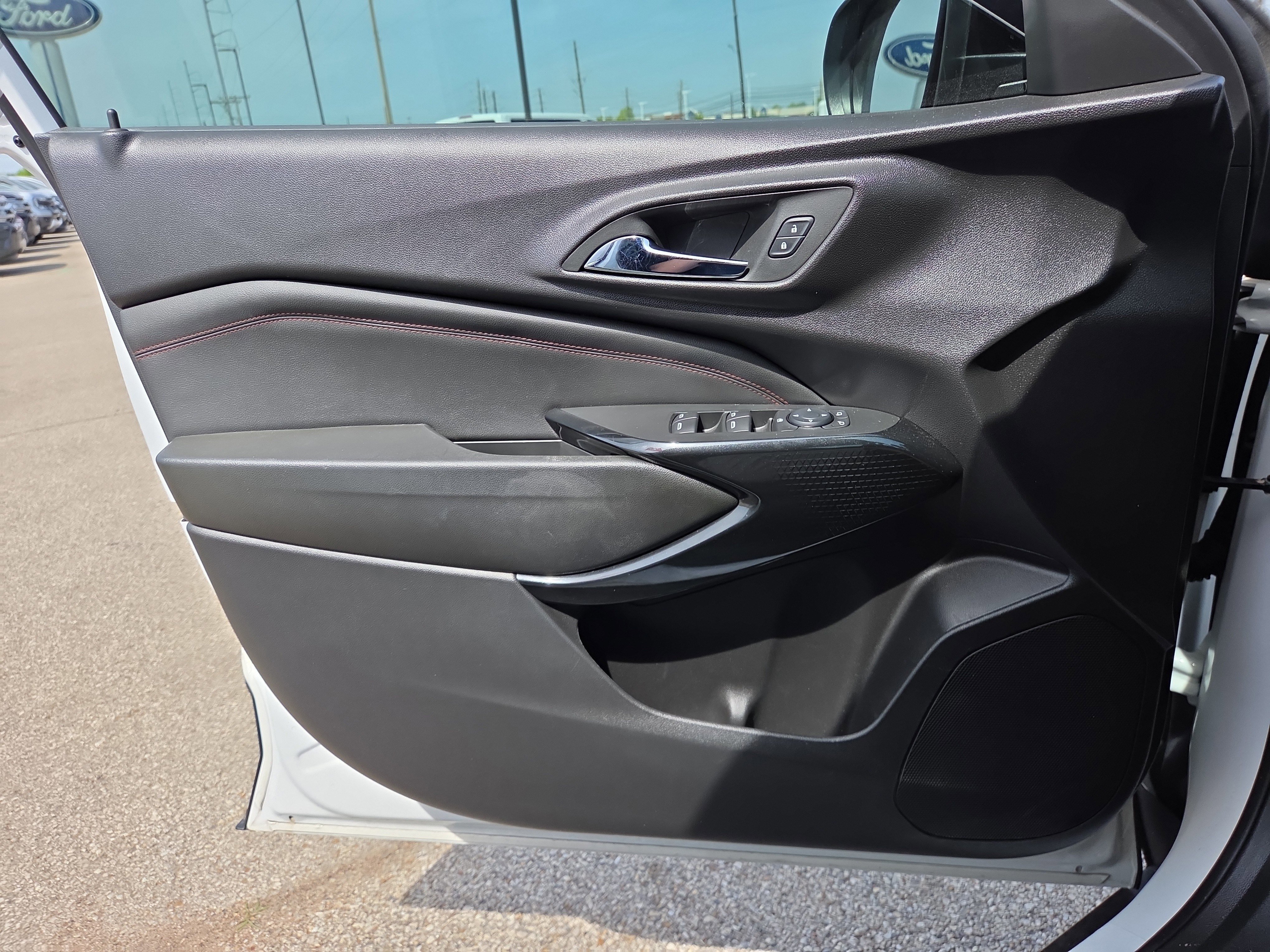 Used 2024 Chevrolet Trax RS w/ Sunroof Package FWD image 17