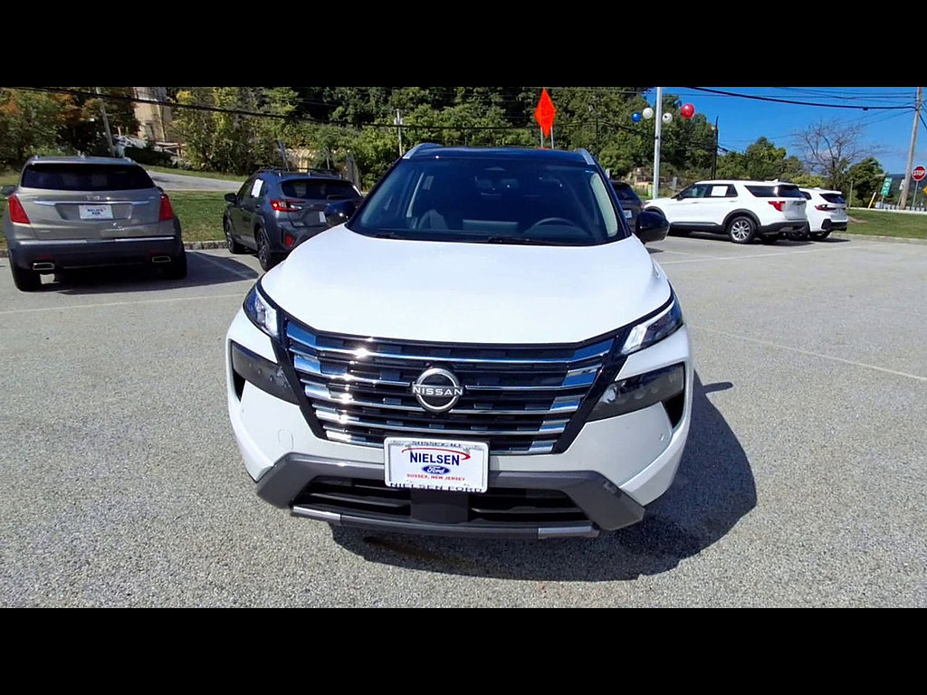 Used 2025 Nissan Rogue SL AWD/4WD image 3