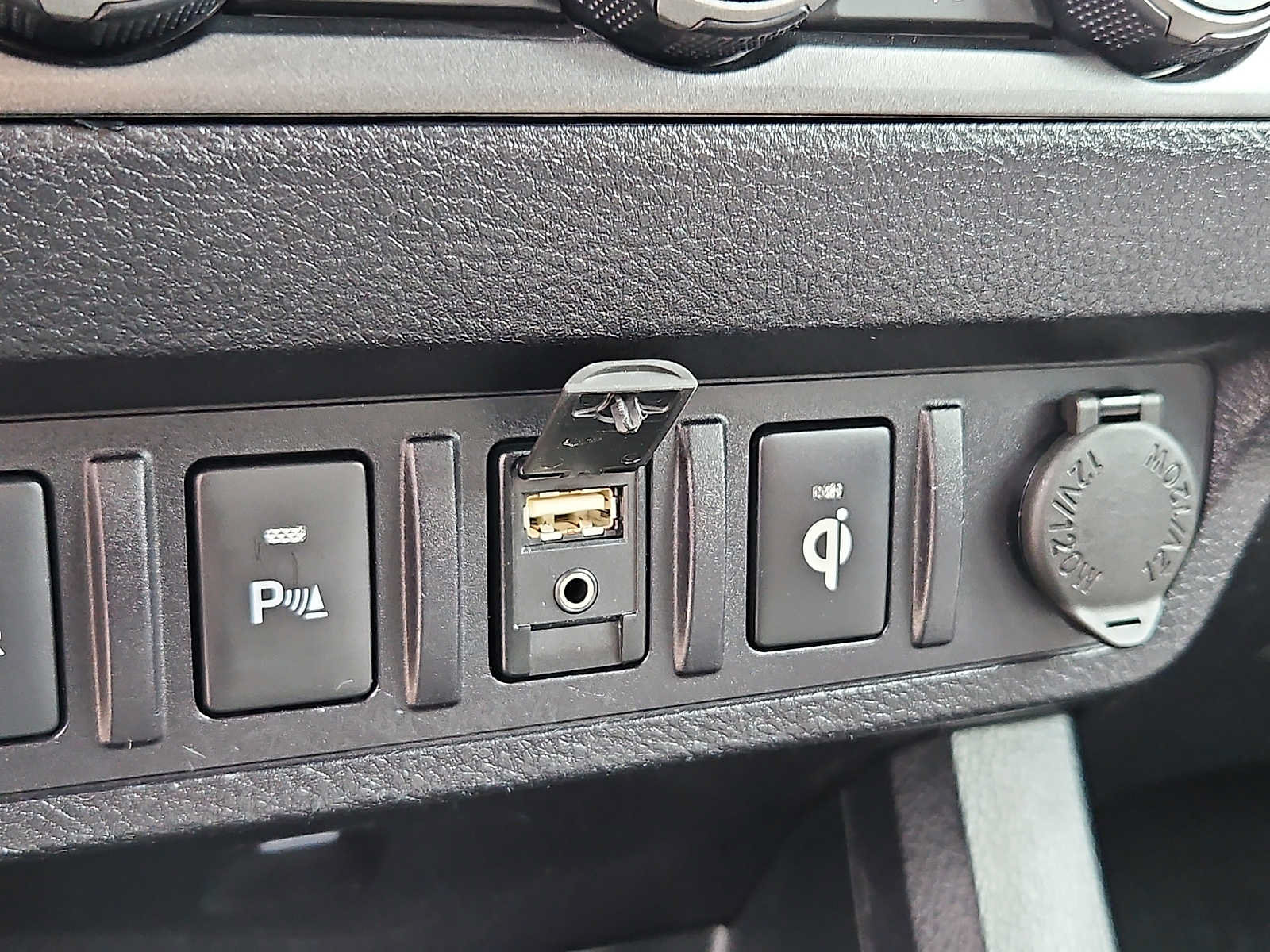 Used 2018 Toyota Tacoma TRD Off-Road w/ Technology Package AWD/4WD image 24