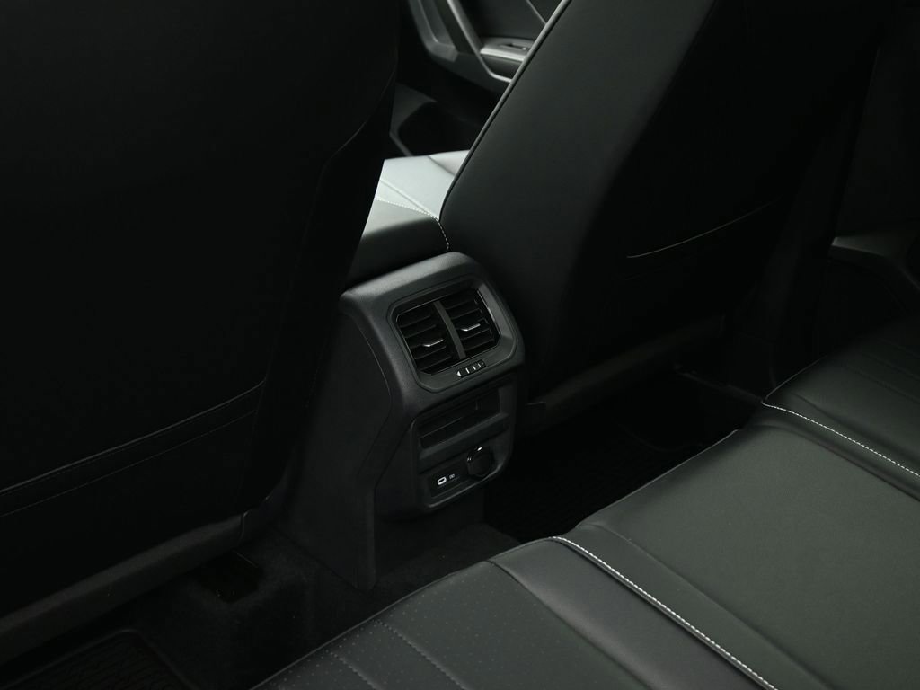 Used 2024 Volkswagen Tiguan SE R-Line image 45