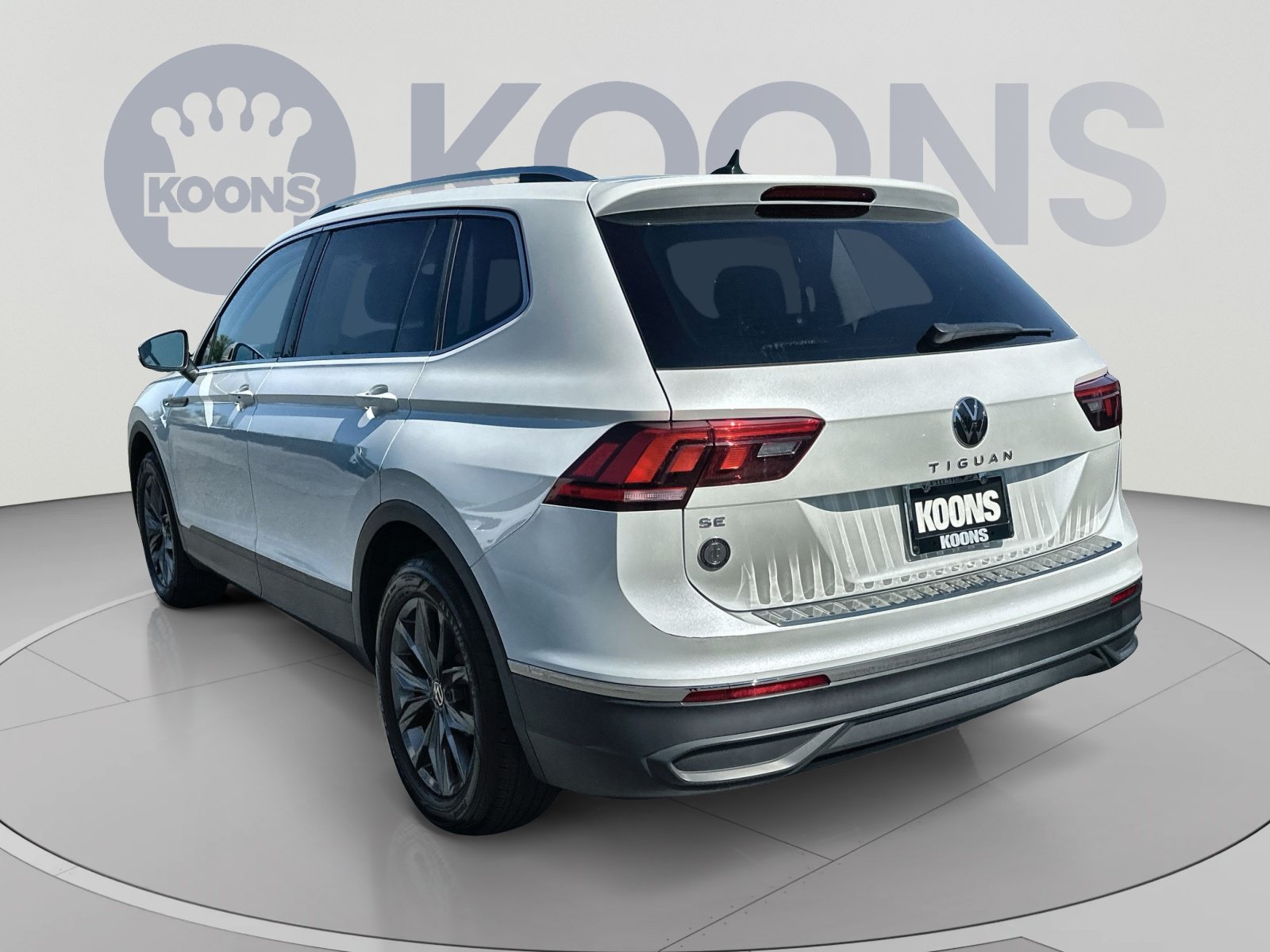 Used 2023 Volkswagen Tiguan SE w/ Panoramic Sunroof Package FWD image 8