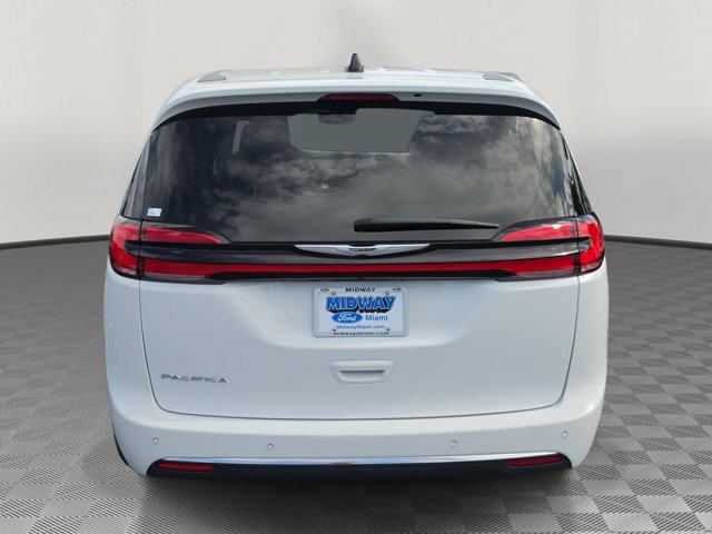 Used 2025 Chrysler Pacifica Select FWD image 5