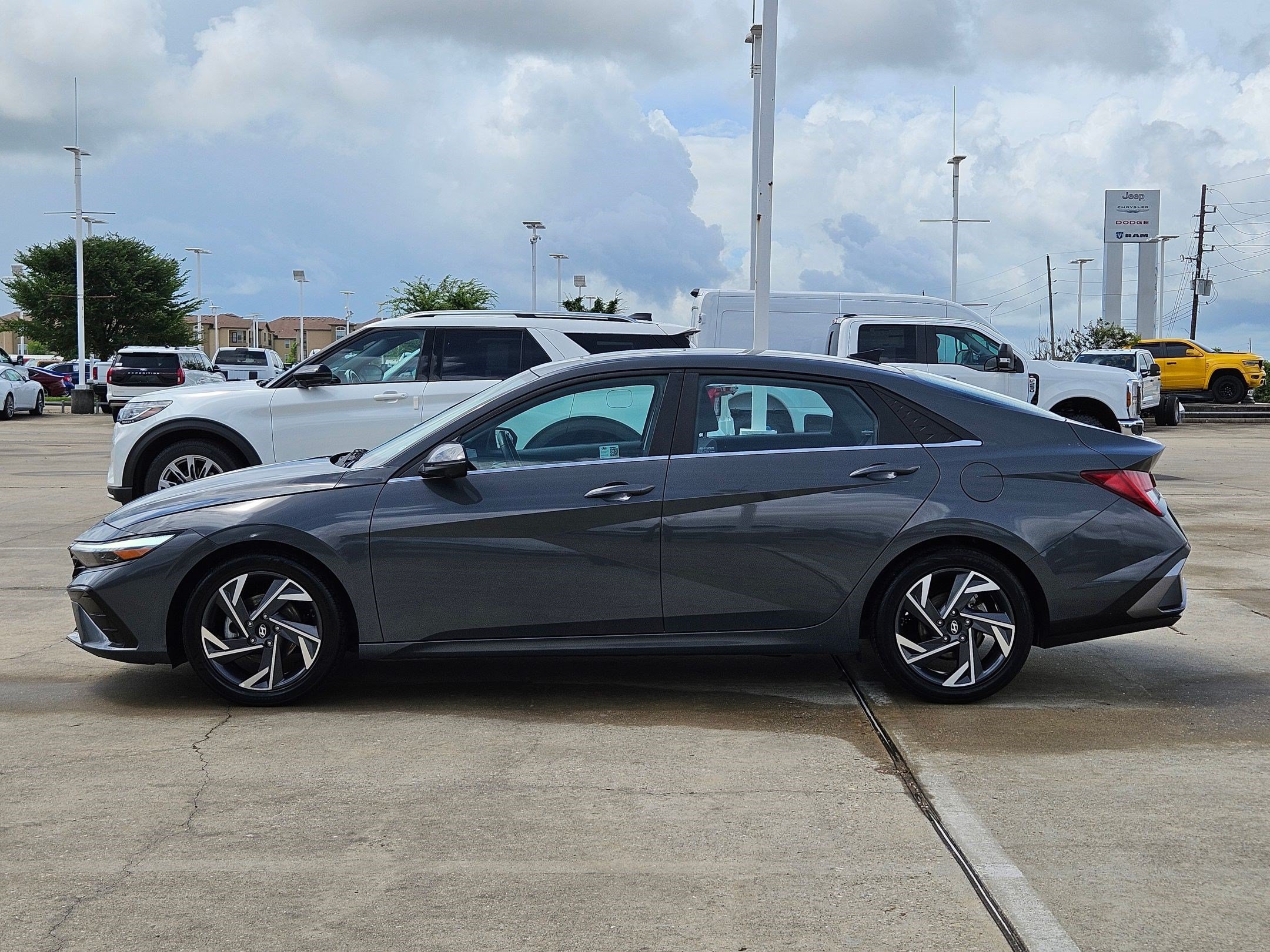 Used 2024 Hyundai Elantra Limited FWD image 9