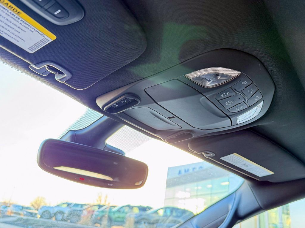 Used 2025 Chrysler Pacifica Limited image 26