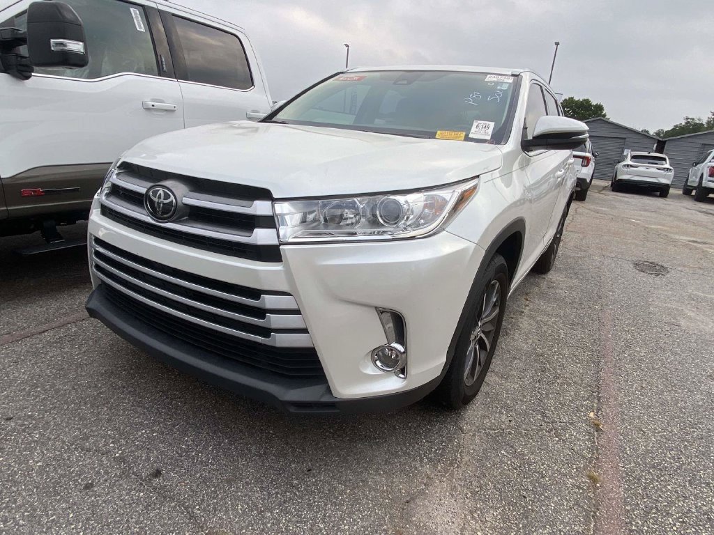 Used 2018 Toyota Highlander XLE FWD image 3