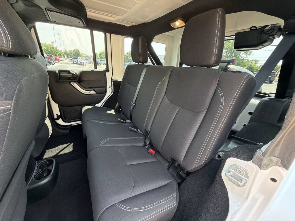 Used 2018 Jeep Wrangler Unlimited Sahara w/ Connectivity Group AWD/4WD image 19
