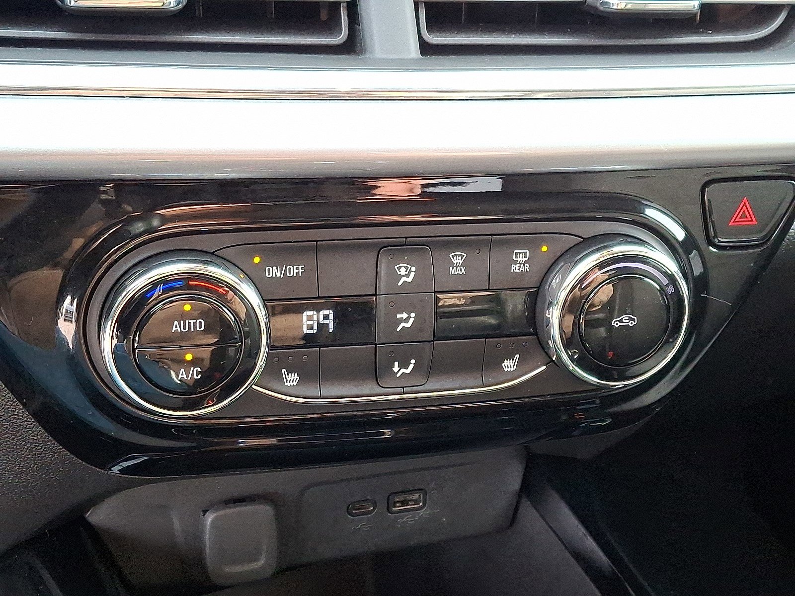 Used 2025 Chevrolet Trax LT w/ LT Convenience Package image 15