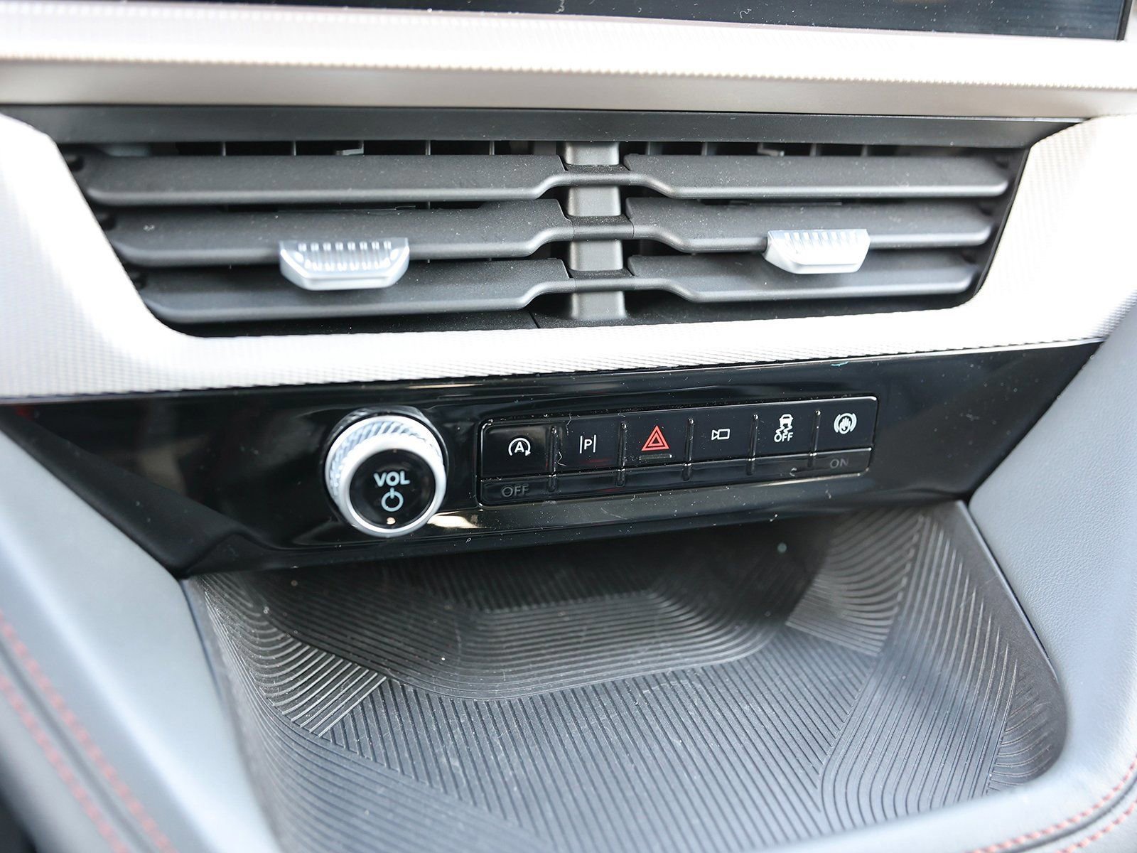 Certified 2025 Ford Explorer Active image 29