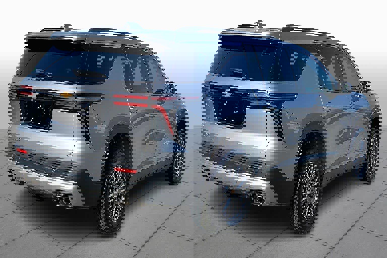 Used 2024 Chevrolet Traverse LT image 3