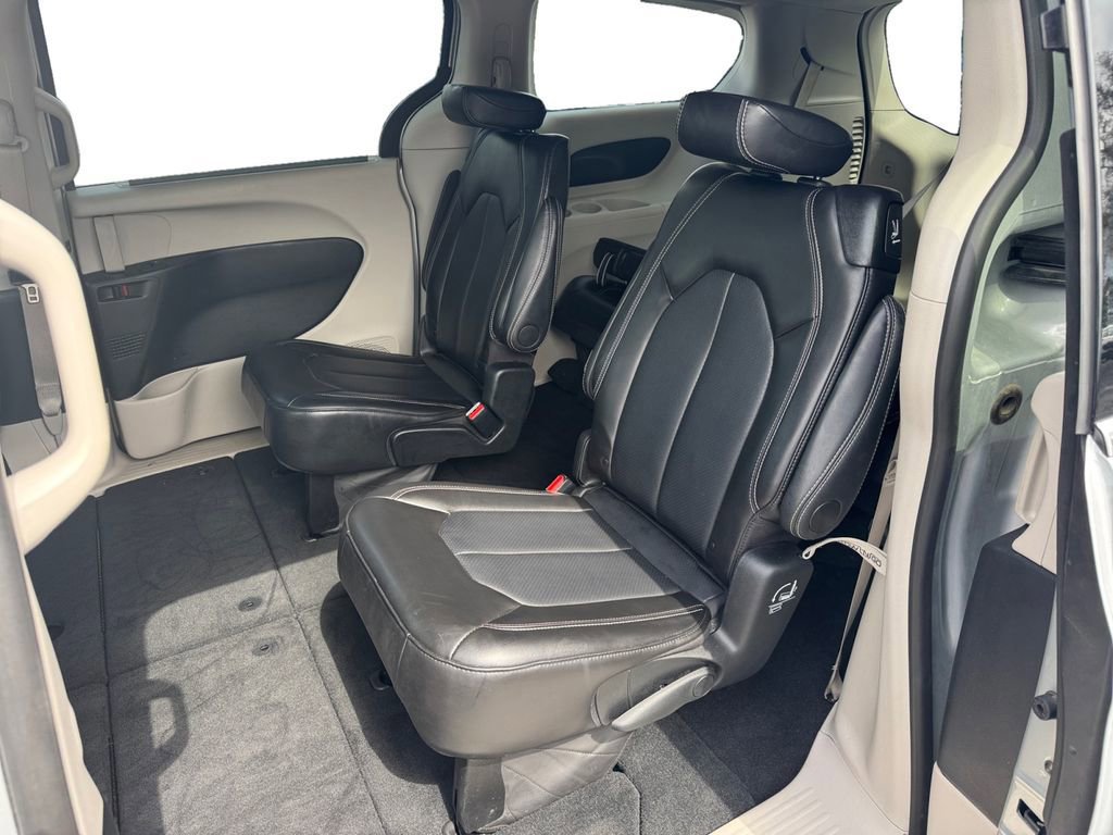 Used 2024 Chrysler Pacifica Touring-L image 16
