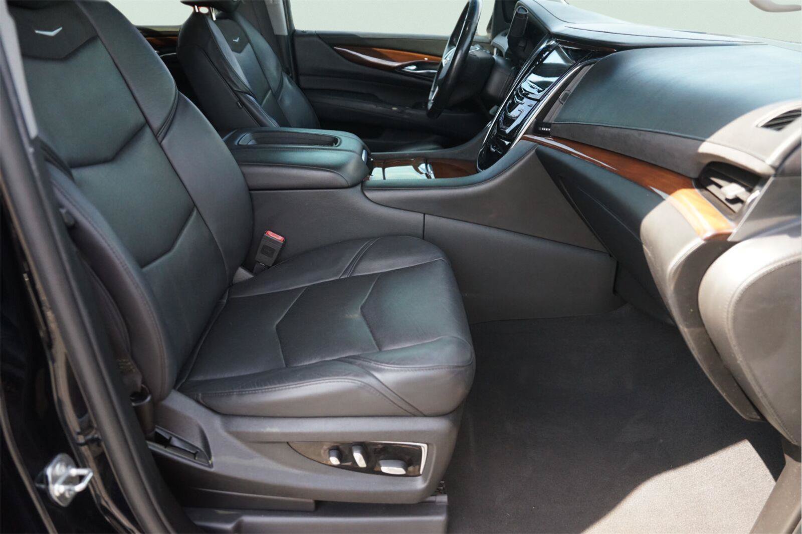 Used 2019 Cadillac Escalade Luxury AWD/4WD image 21