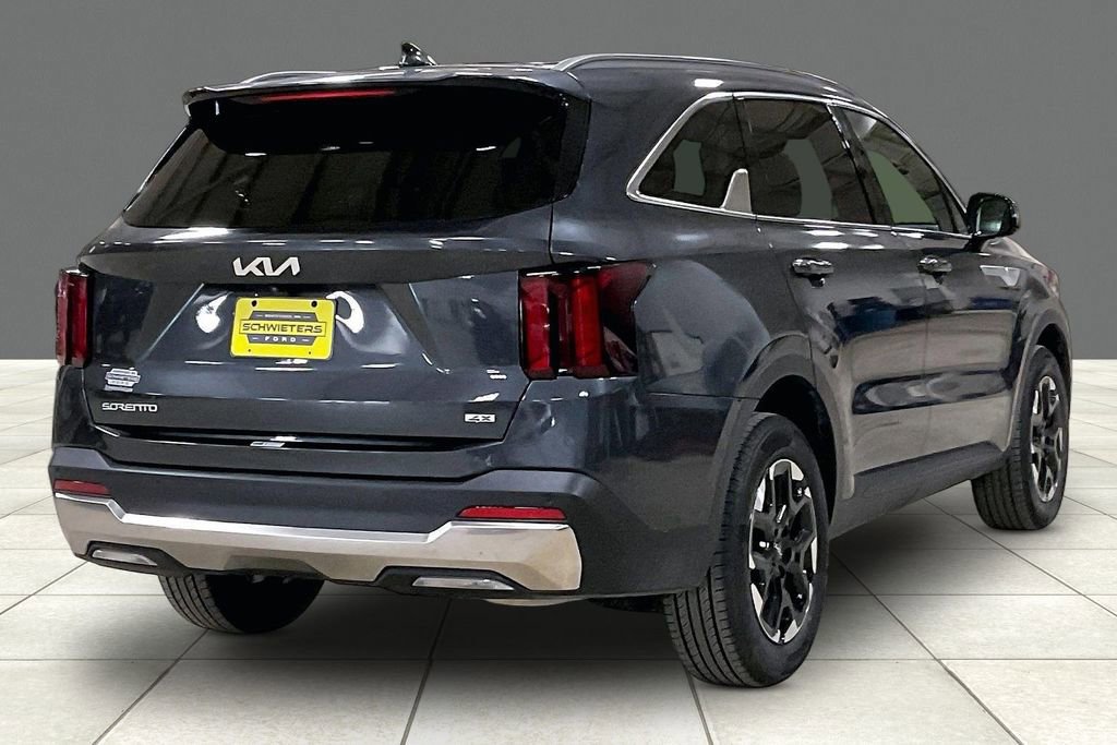Used 2024 Kia Sorento S image 4