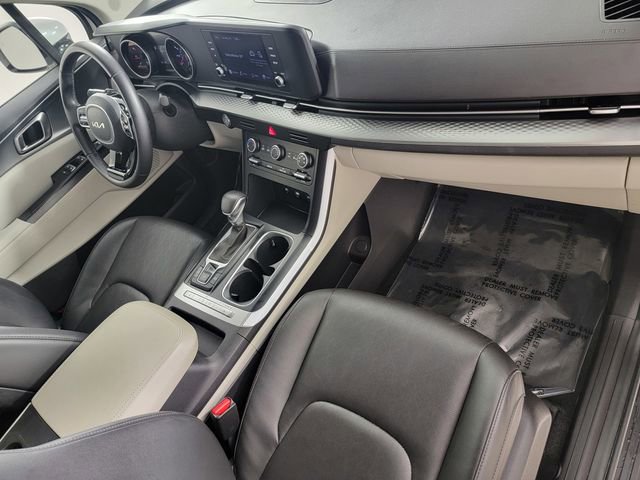 Used 2023 Kia Carnival LX FWD image 19