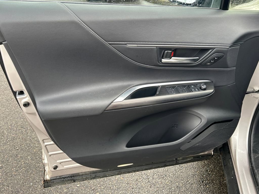 Used 2023 Toyota Venza XLE image 16