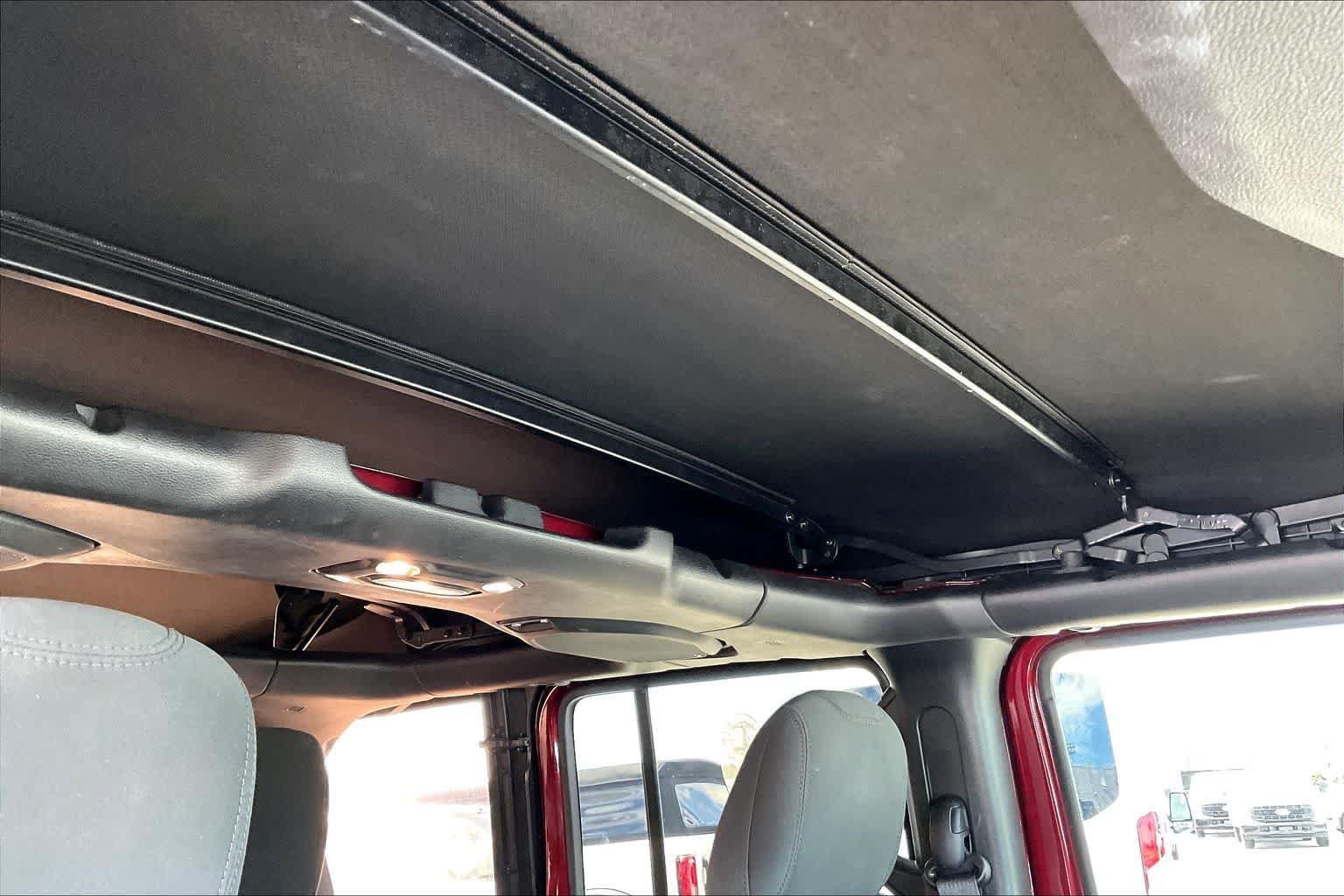Used 2021 Jeep Wrangler Unlimited Sahara AWD/4WD image 30