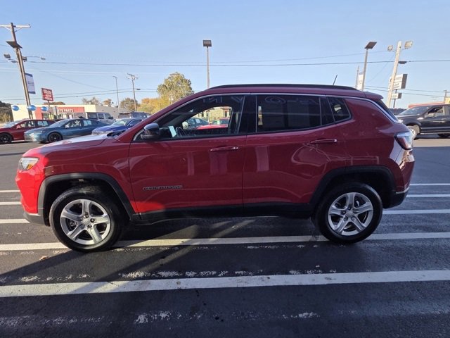 Used 2024 Jeep Compass Latitude image 2