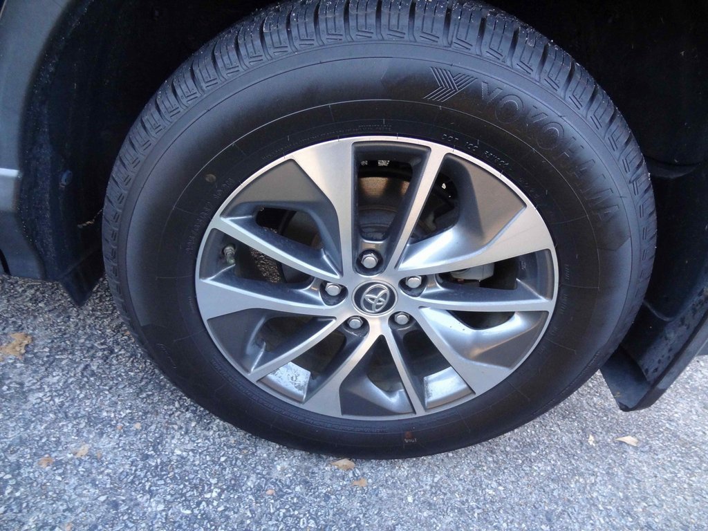 Used 2018 Toyota RAV4 LE image 9