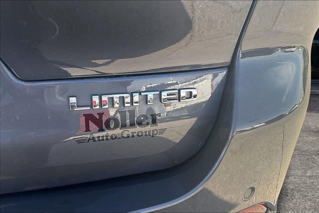 Used 2023 Jeep Grand Cherokee L Limited AWD/4WD image 7