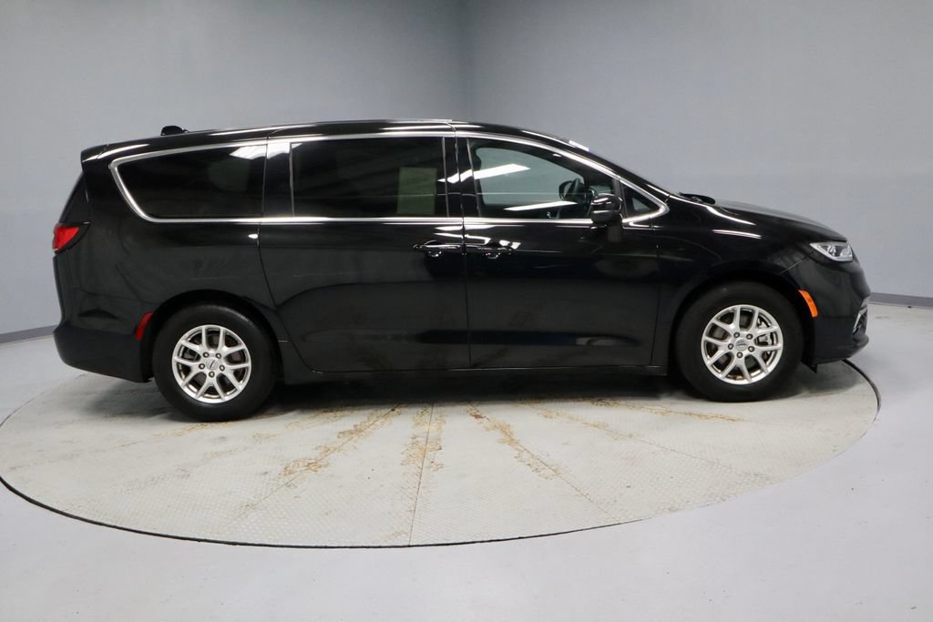Used 2025 Chrysler Pacifica Select FWD image 11