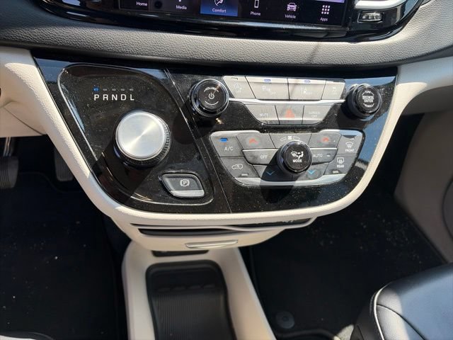 Used 2024 Chrysler Pacifica Touring-L FWD image 9