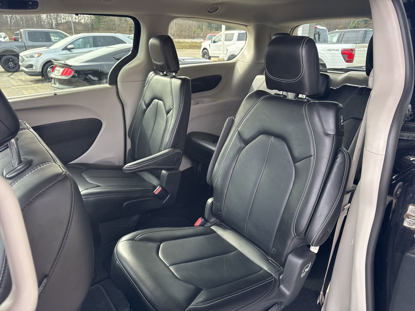 Used 2024 Chrysler Pacifica Touring-L image 34