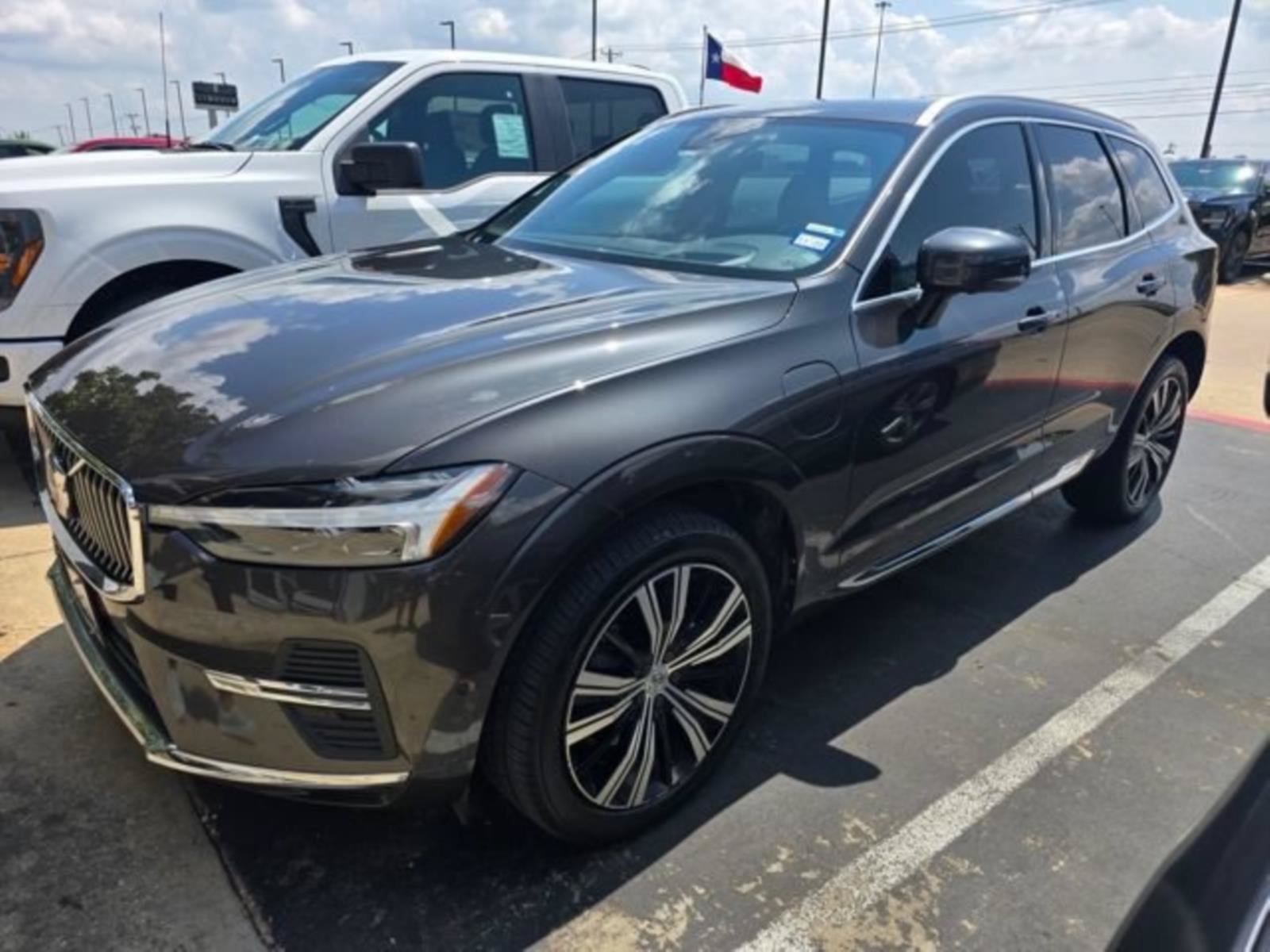 Used 2022 Volvo XC60 T8 Inscription w/ Advanced Package AWD/4WD image 2