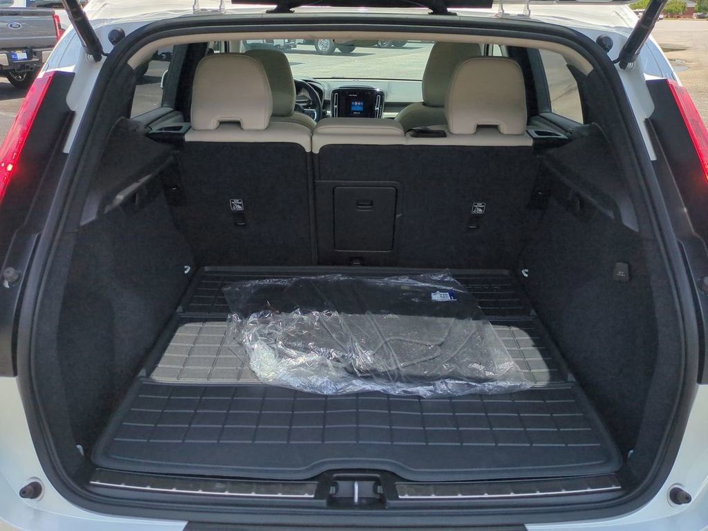 Used 2024 Volvo XC40 B5 Plus w/ Protection Package Premier image 13