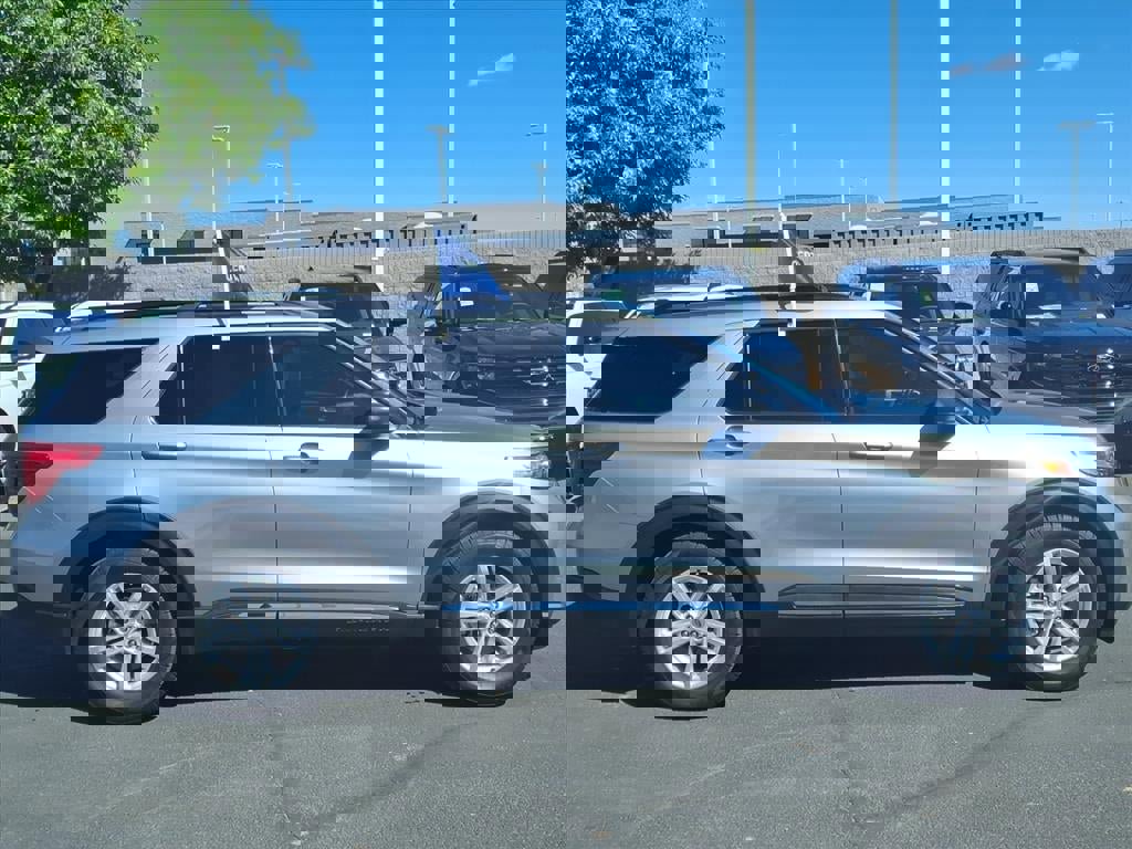 Certified 2022 Ford Explorer XLT w/ Equipment Group 202A image 5