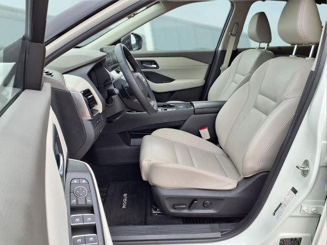 Used 2025 Nissan Rogue SL w/ Tech Package FWD image 16