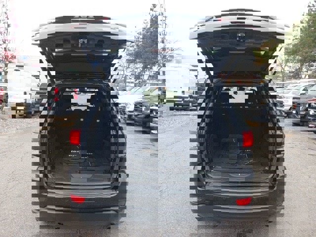 Used 2019 Jeep Grand Cherokee Laredo image 28