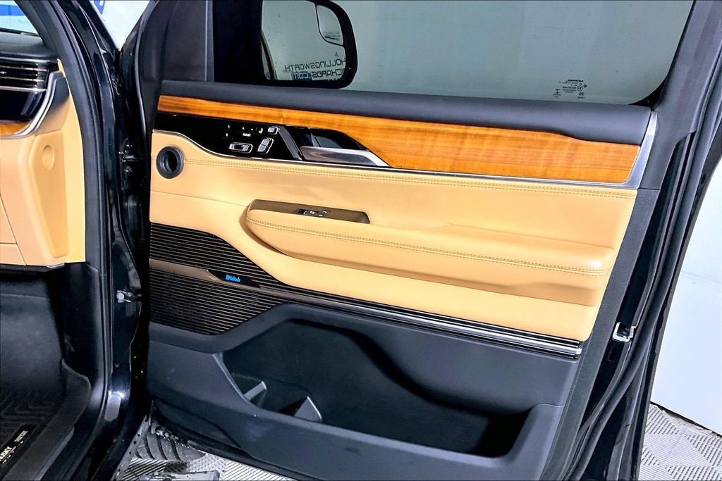 Used 2022 Jeep Grand Wagoneer Series III AWD/4WD image 19
