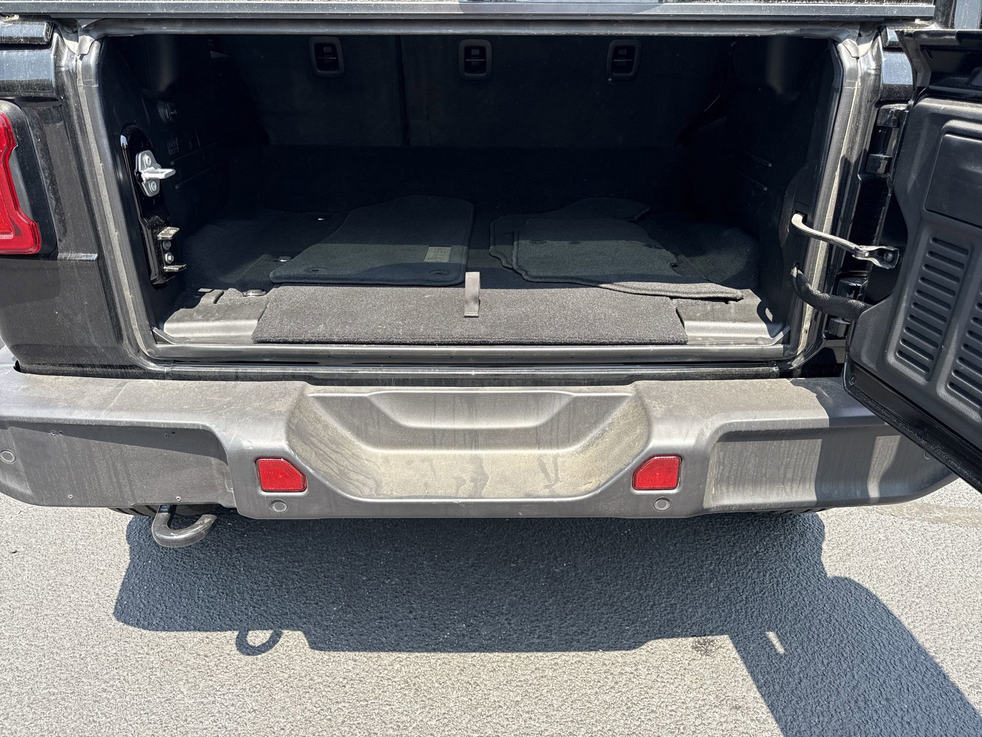 Used 2025 Jeep Wrangler Unlimited Sahara w/ Safety Group image 17