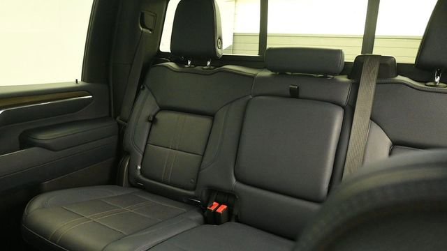 Used 2024 Chevrolet Silverado 2500 High Country w/ High Country Premium Package AWD/4WD image 24