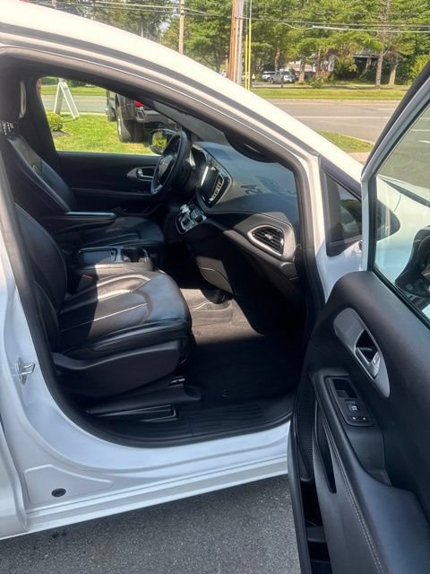 Used 2024 Chrysler Pacifica Limited FWD image 20