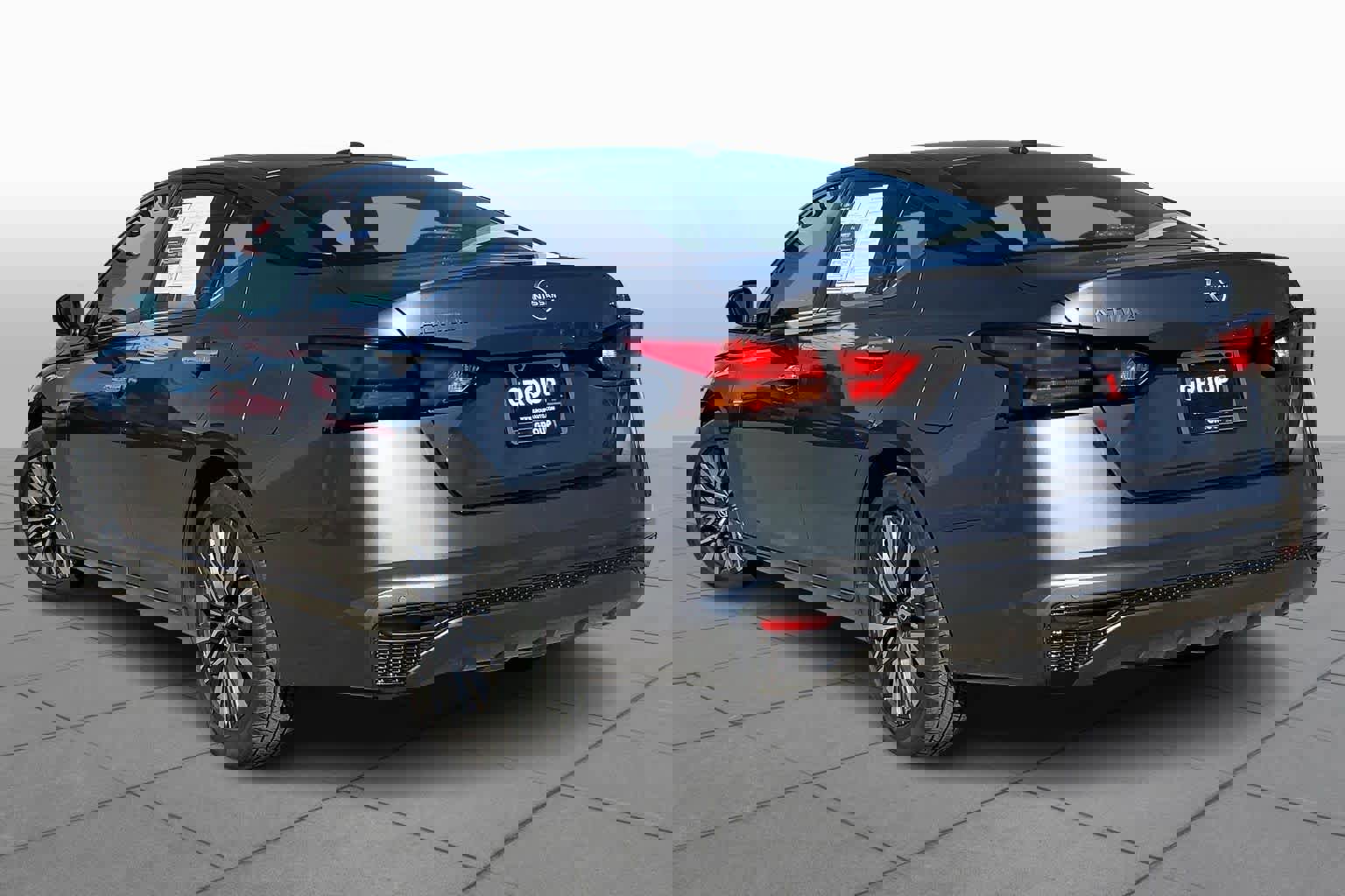 Used 2024 Nissan Altima 2.5 SV image 2