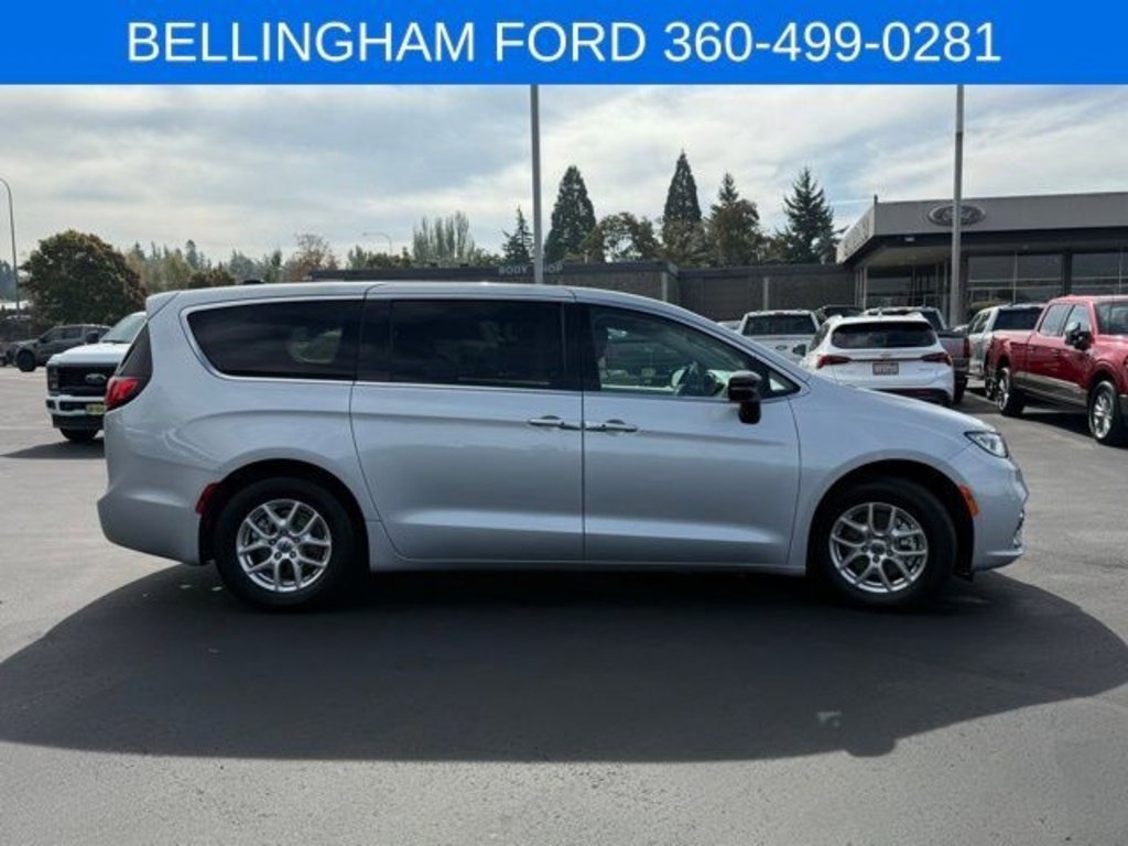 Used 2024 Chrysler Pacifica Touring-L image 2