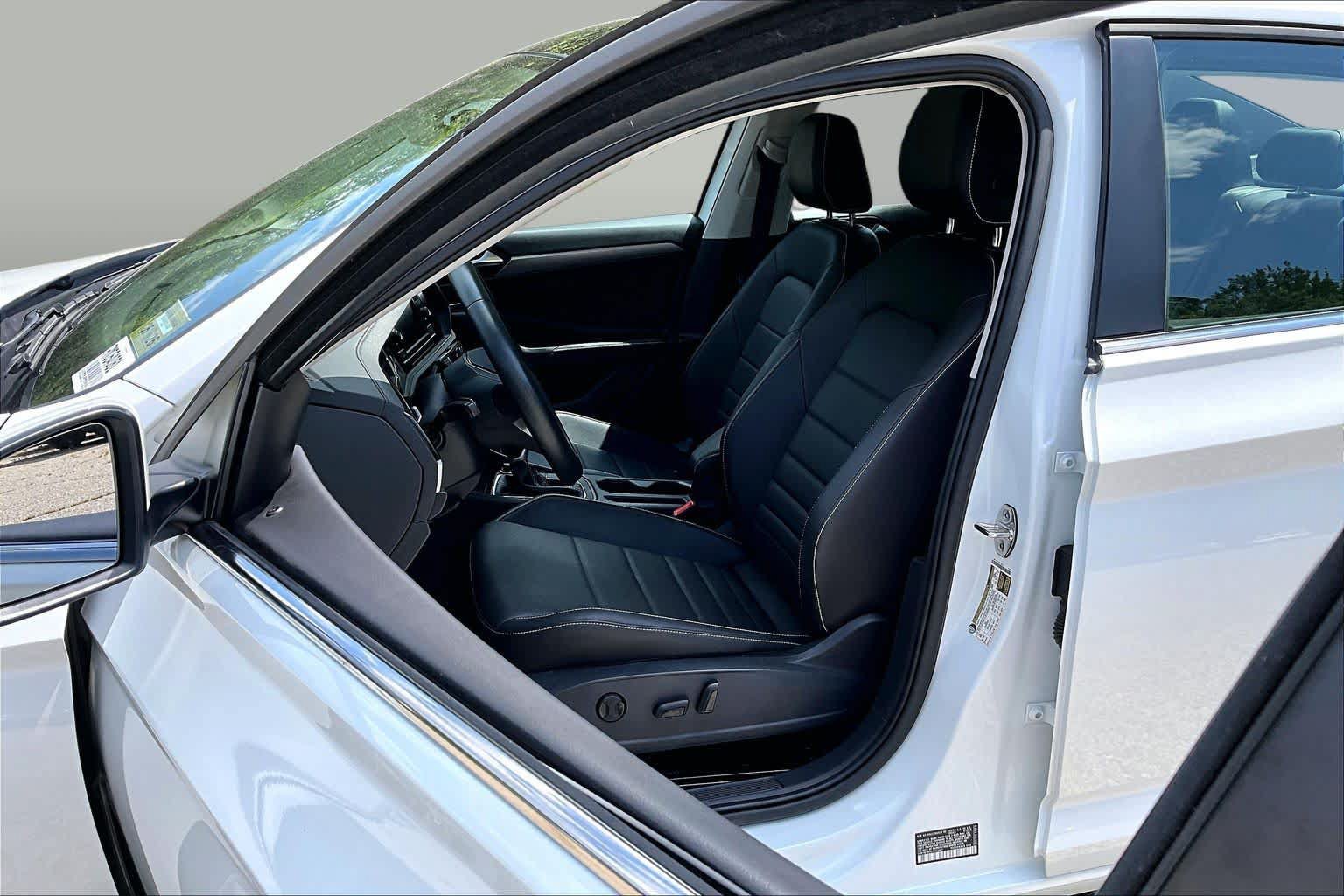 Used 2023 Volkswagen Jetta SE FWD image 9